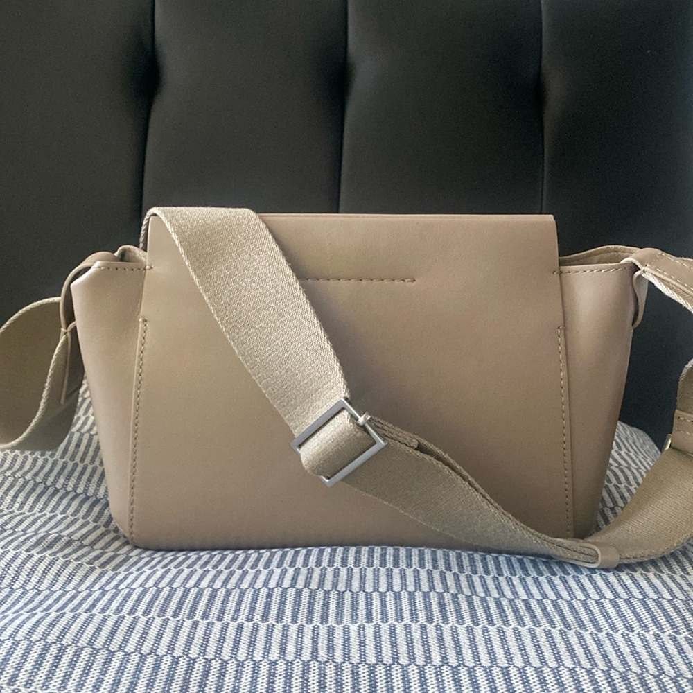 Like new- Everlane mini form bag